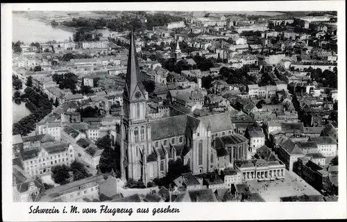 Ak Schwerin in Mecklenburg Vorpommern, Fliegeraufnahme, Kirche