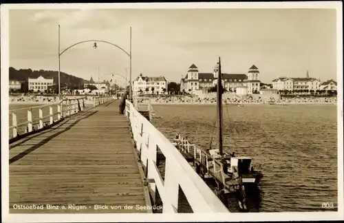 Ak Seebad Binz auf Rügen, Blick von der Seebrücke zum Strand