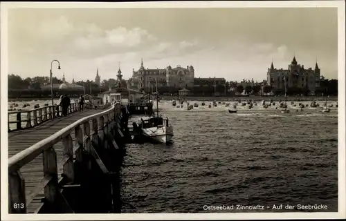 Ak Ostseebad Zinnowitz auf Usedom, Blick von der Seebrücke zum Strand