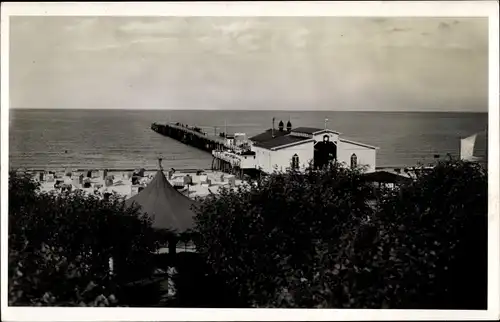 Foto Ak Ostseebad Zinnowitz auf Usedom, Blick zum Strand, Seebrücke