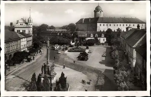 Ak Poděbrady Podiebrad Mittelböhmen, Vogelschau auf den Markt, Säule