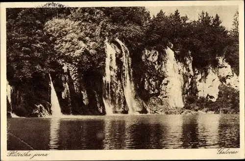 Ak Plitvice Kroatien, Plitvička jezera, Plitvicer Seen, Galovac, Partie am Wasser, Wasserfälle