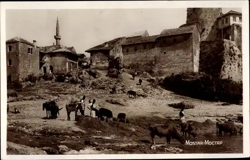 Ak Mostar Bosnien Herzegowina, Stadtpartie, Pferde am Wasser, Häuser