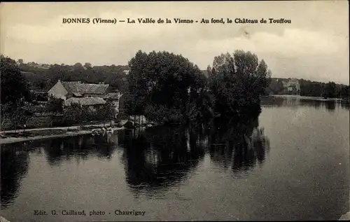 Ak Bonnes Vienne, La Vallee de la Vienne, Au fond, le Chateau de Touffou