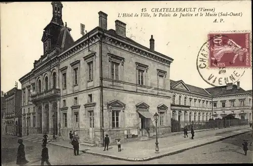 Ak Chatellereault Vienne, L'Hotel de Ville, le Palais de Justice, le Musee