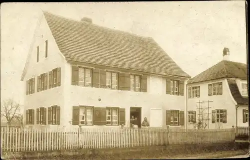 Foto Ak Bellenberg in Schwaben ?, Blick auf ein Wohnhaus