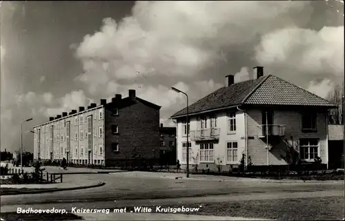 Ak Badhoevedorp Nordholland Niederlande, Keizersweg met Witte Kruisgebouw