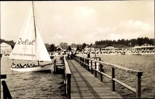 Ak Ostseebad Grömitz in Holstein, Segelboot, Reklame Delial Sonnencreme, Blick zum Strand