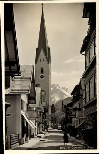 Ak Oberstdorf im Oberallgäu, Straßenpartie, Kirche