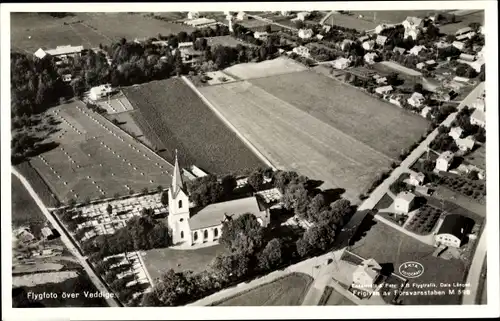 Ak Veddige Schweden, Blick auf den Ort mit Umgebung, Fliegeraufnahme