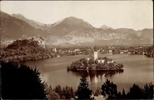 Ak Bled Veldes Slowenien, Insel, Kirche, Berge, Blick auf den Ort