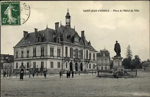 Ak Saint Jean d'Angely Charente Maritime, Place de l'Hotel de Ville