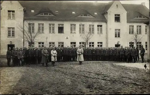 Foto Ak Wünsdorf Zossen in Brandenburg, Truppenübungsplatz, Soldaten in Uniformen, Gruppenaufnahme