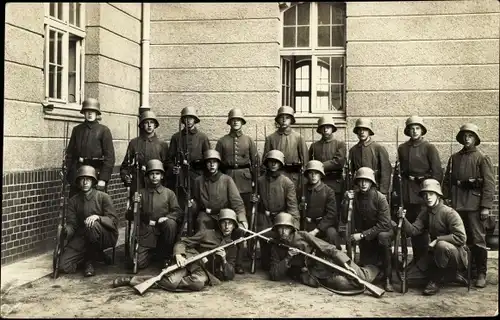 Foto Ak Soldaten in Uniformen, Gruppenaufnahme, Stahlhelme, Bajonette