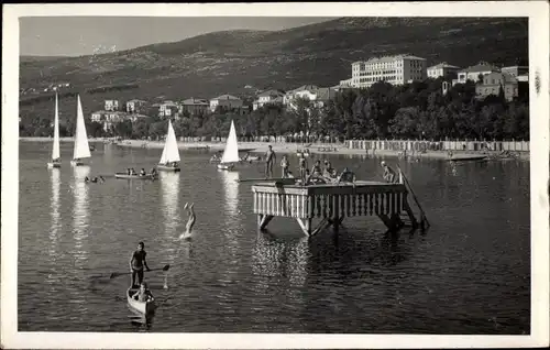 Ak Crikvenica Kroatien, Badende am Strand, Segelboote, Kajak