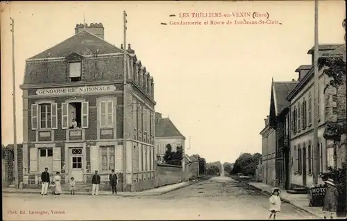 Ak Les Thilliers en Vexin Eure, Gendarmerie, Route de Bordeaux Saint Clair