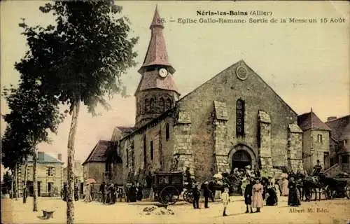 Ak Néris les Bains Allier, Eglise Gallo Romane, sortie de la Messe un 15 Aout