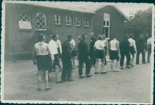 Foto Bad Oldesloe in Schleswig, Männer in Reihe