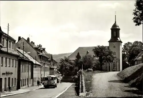 Ak Grünhain Beierfeld im Erzgebirge Sachsen, Kirche, Bus, Straßenansicht