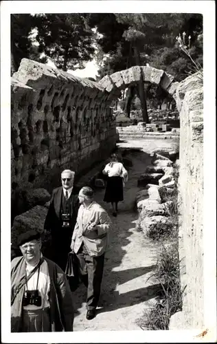 Foto Ak Griechenland, Touristen in einer Ruinenstätte