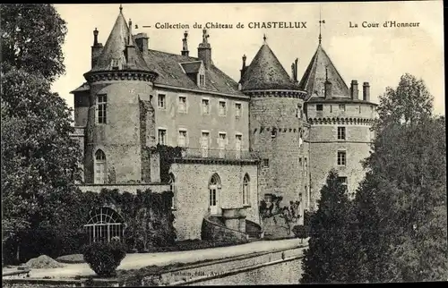 Ak Chastellux sur Cure Yonne, Chateau, la Cour d'Honneur