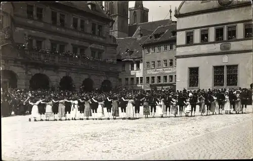 Foto Ak Rothenburg ob der Tauber Mittelfranken, Gasthof zum Marktplatz, Schaefertanz