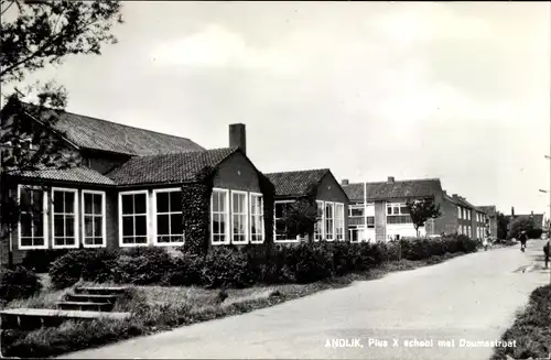 Ak Andijk Medemblik Nordholland Niederlande, Pius X school met Doumastraat
