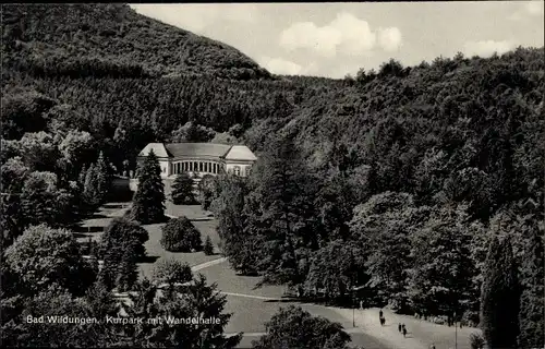 Ak Bad Wildungen in Nordhessen, Kurpark mit Wandelhalle