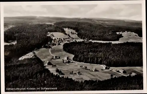 Ak Kniebis Freudenstadt im Nordschwarzwald, Fliegeraufnahme vom Ort, Wald