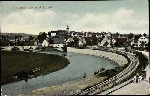 Ak Neuenstadt an der Linde Neuenstadt am Kocher, Panorama mit Fluss und Bahnstrecke, Brücke, Kirche