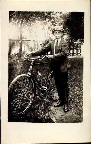 Foto Ak Junge mit einem Fahrrad