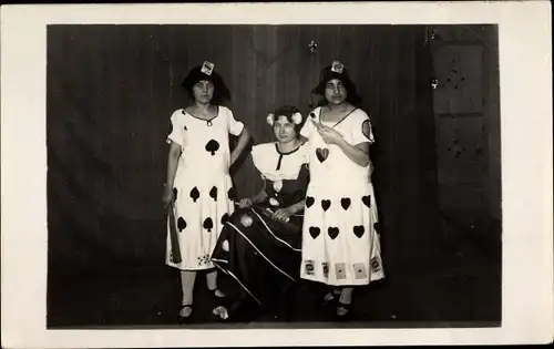 Foto Ak Drei Frauen in Karnevalskostümen, Spielkarten