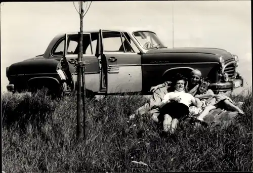 Foto Ak Automobil am Straßenrand, Familie auf einer Decke, August 1965