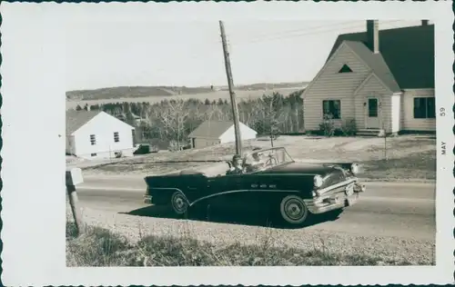 Foto Ak Zwei Frauen im offenen Automobil, Wohnhäuser, May 1959