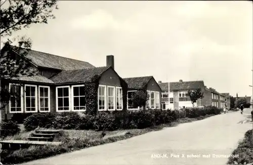 Ak Andijk Medemblik Nordholland Niederlande, Pius X school met Doumastraat