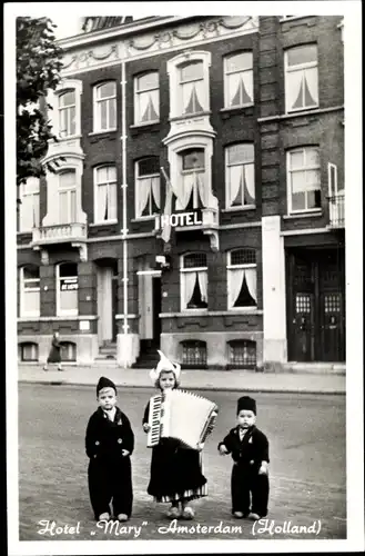 Ak Amsterdam Nordholland Niederlande, Hotel Mary, Stradhouderskade 117, Mädchen mit Akkordeon