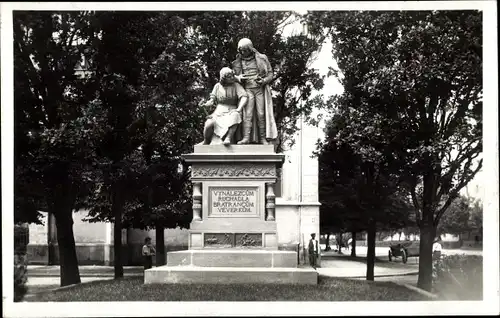 Ak Pardubice Pardubitz Stadt, Blick auf ein Denkmal