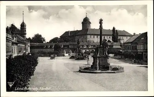 Ak Lázně Poděbrady Bad Podiebrad Region Mittelböhmen, Stadtpartie, Platz