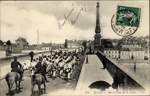 Ak Blois Loir et Cher, Sur le Pont de la Loire, marschierende Soldaten