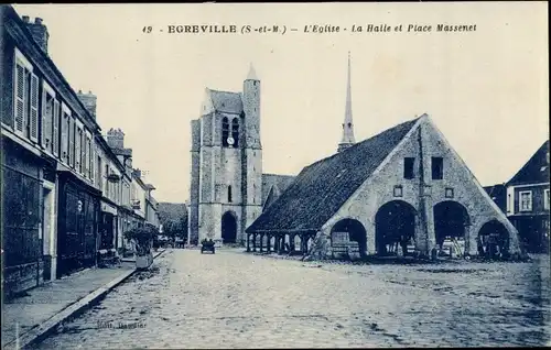 Ak Égreville Seine et Marne, L'Eglise, la Halle et Place Massenet