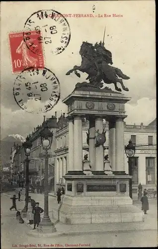 Ak Clermont Ferrand Puy de Dôme, La Rue Blatin, Denkmal