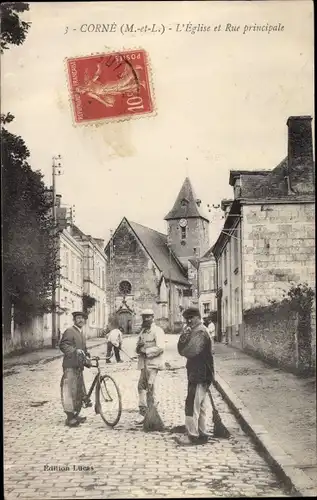 Ak Corné Maine et Loire, L'Eglise et Rue principale, Fahrrad