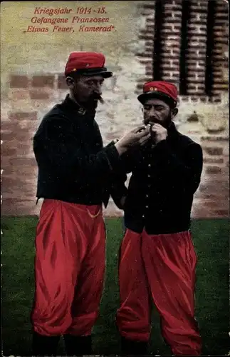 Ak Kriegsgefangene Franzosen 1914, Etwas Feuer Kamerad