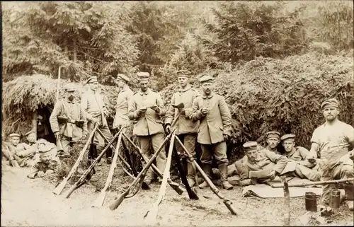 Foto Ak Deutsche Soldaten in Uniform im Unterstand, Gewehre