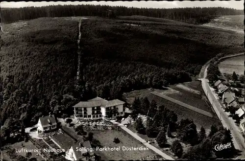 Ak Neuhaus im Solling Holzminden Niedersachsen, Parkhotel Düsterdiek, Fliegeraufnahme