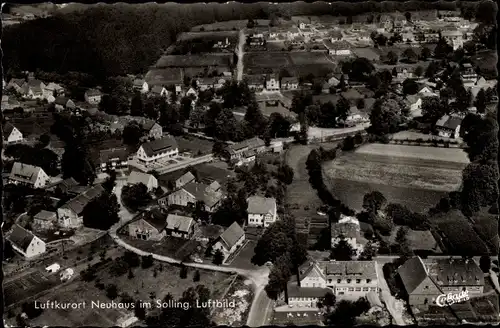 Ak Neuhaus im Solling Holzminden Niedersachsen, Blick auf den Ort, Fliegeraufnahme