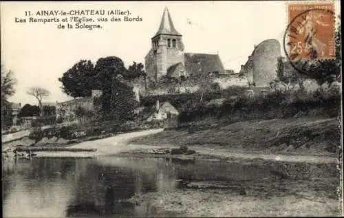 Ak Ainay le Château Allier, Les Remparts et l'Eglise, vus des Bords de la Sologne
