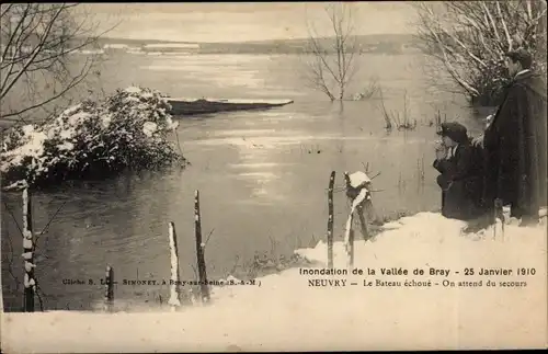 Ak Neuvry Jaulnes Seine et Marne, Inondation de la Vallee de Bray 1910, Bateau echoue