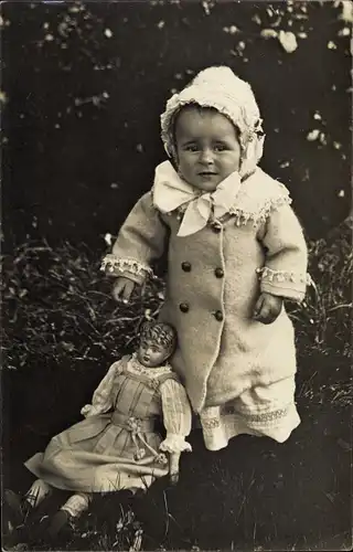 Foto Ak Kleinkind mit Puppe, Portrait