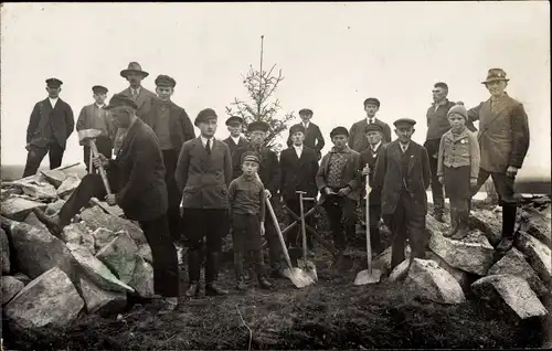 Foto Ak Männer und Jungen mit Spaten und Schaufeln, Steinhammer